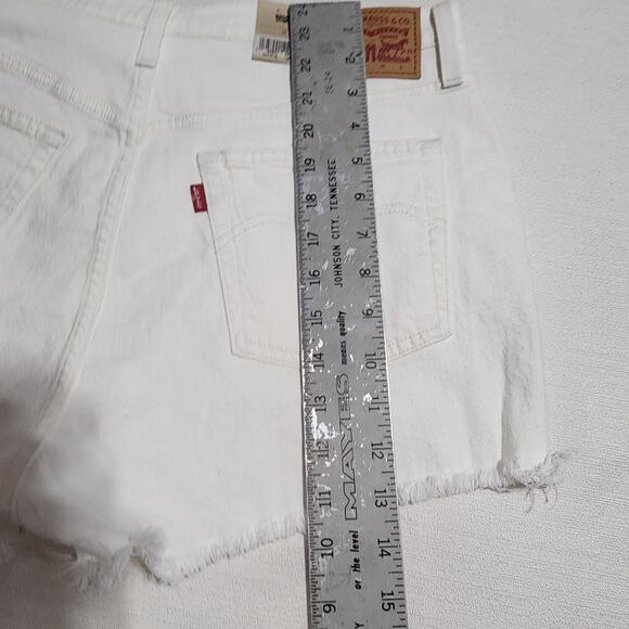 Levi's 501 shorts original 32'' waists a high rise fitted through the hip - Picture 7 of 9